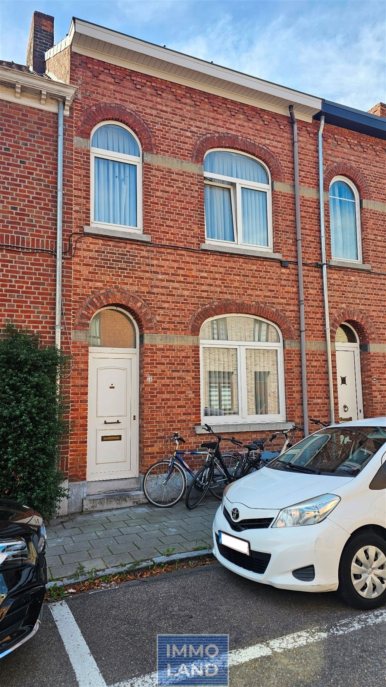 Charmante rijwoning met diepe zuid gerichte tuin in Hasselt.