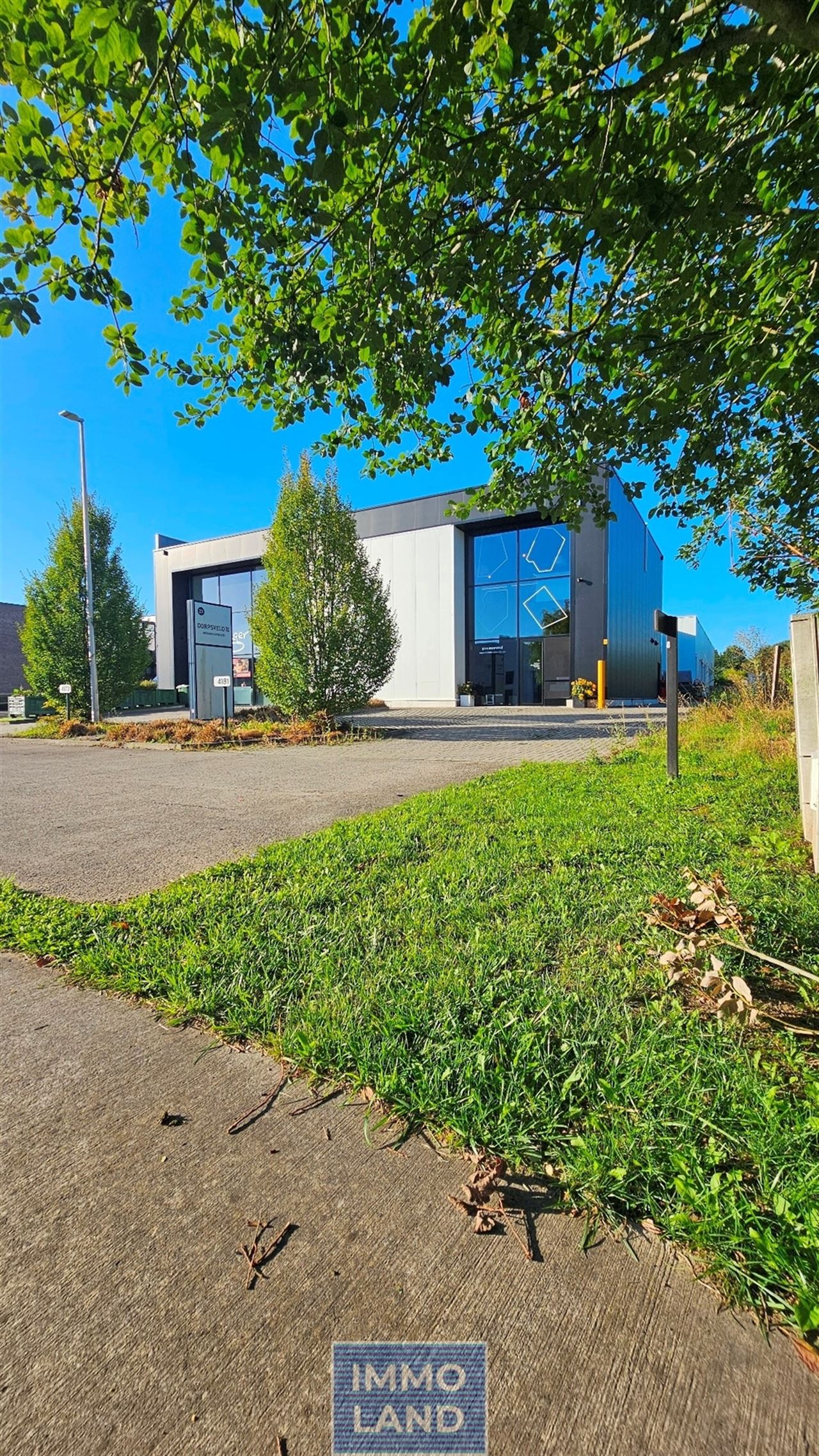Knap en modern ingericht industriegebouw met een bijzonder karakter, gelegen net buiten het centrum van Diepenbeek en met een vlotte verbinding naar de E313, Genk en Kortessem.