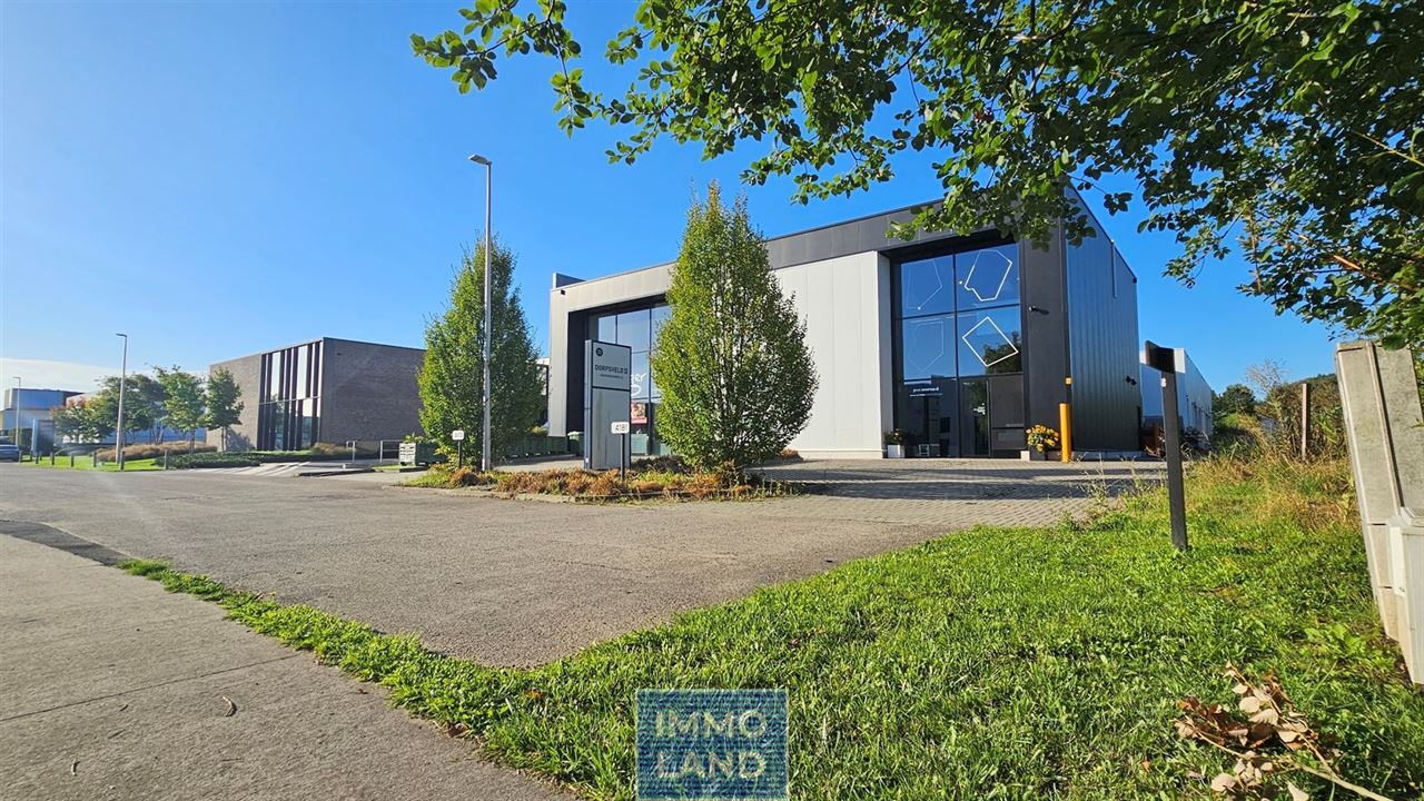 Knap en modern ingericht industriegebouw met een bijzonder karakter, gelegen net buiten het centrum van Diepenbeek en met een vlotte verbinding naar de E313, Genk en Kortessem.