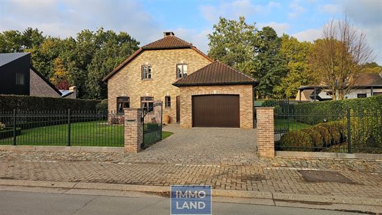 Ruime en uitstekend onderhouden open bebouwing met 4 slaapkamers, 2 badkamers en groene omgeving!