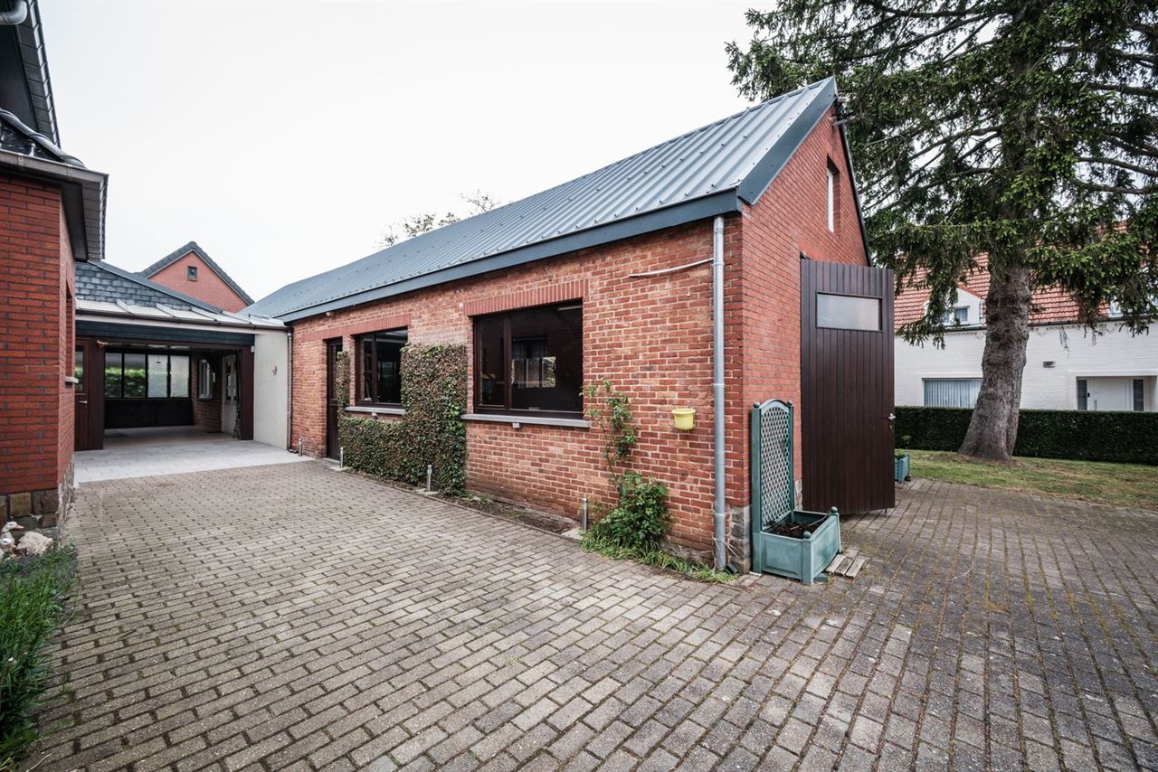 Open bebouwing met magazijn te koop