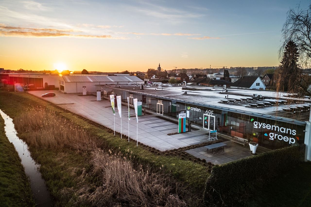 Ruim en modern gemeubeld kantoor te huur