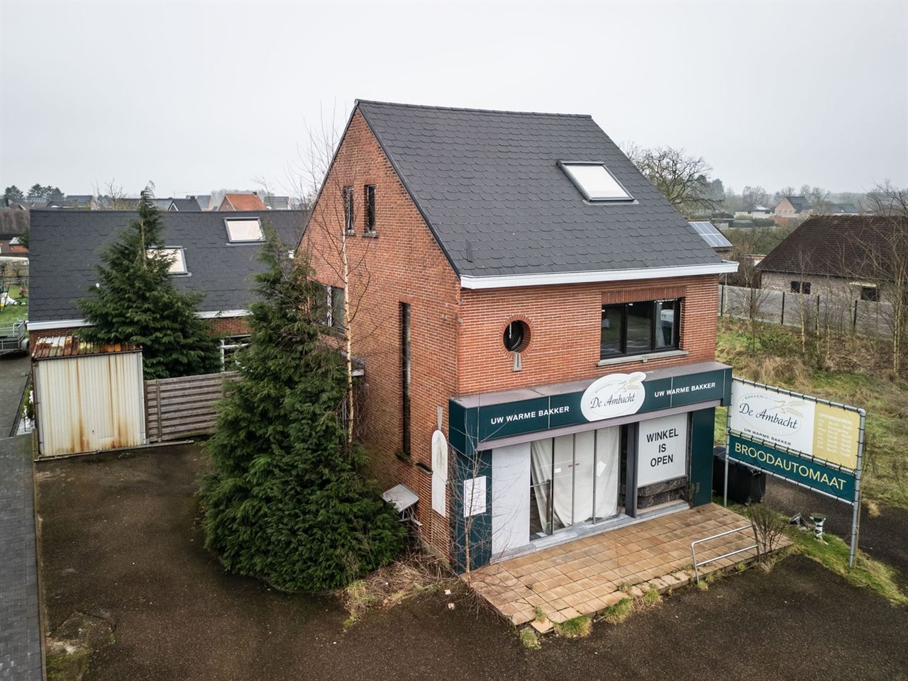 Handelspand met gerenoveerde woonst te koop
