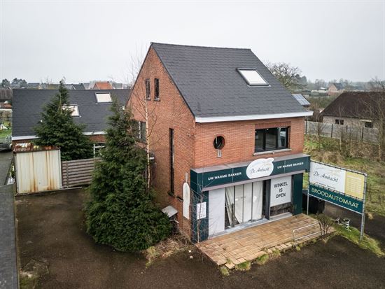 Handelspand met gerenoveerde woonst te koop