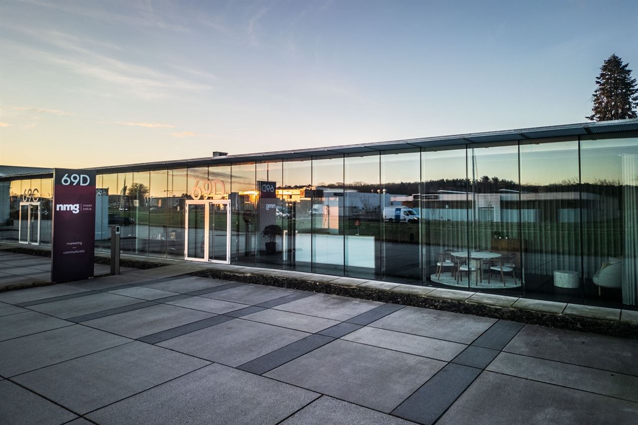 Ruim en modern gemeubeld kantoor te huur