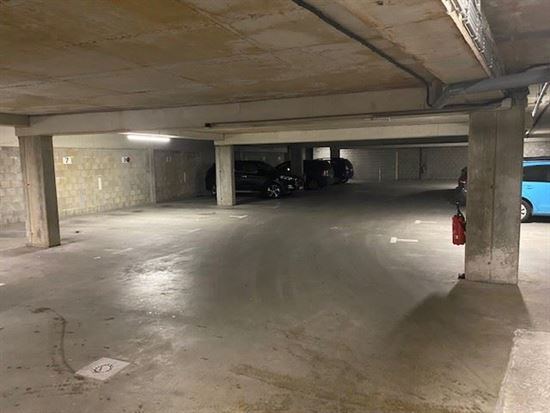 Parking/garage/box