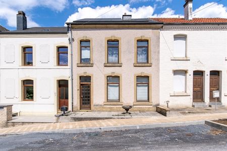 Maison familiale avec double garage et vaste terrain de 22 ares à Virton