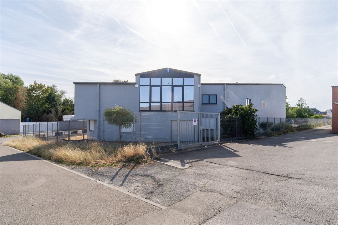 Vaste hall industriel avec appartement – 1.836 m² – Athus sur une terrain de 30 ares