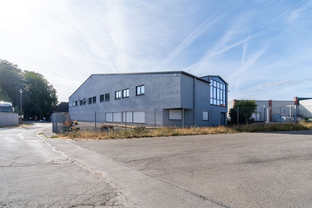 Vaste hall industriel avec appartement – 1.836 m² – Athus sur une terrain de 30 ares