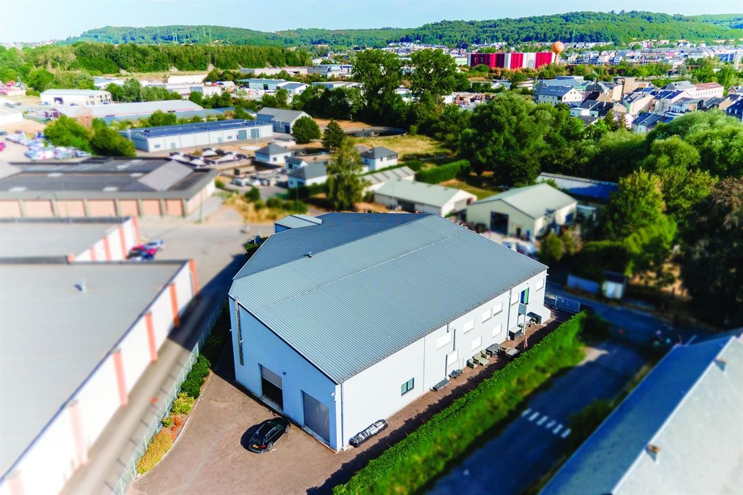Vaste hall industriel avec appartement – 1.836 m² – Athus sur une terrain de 30 ares
