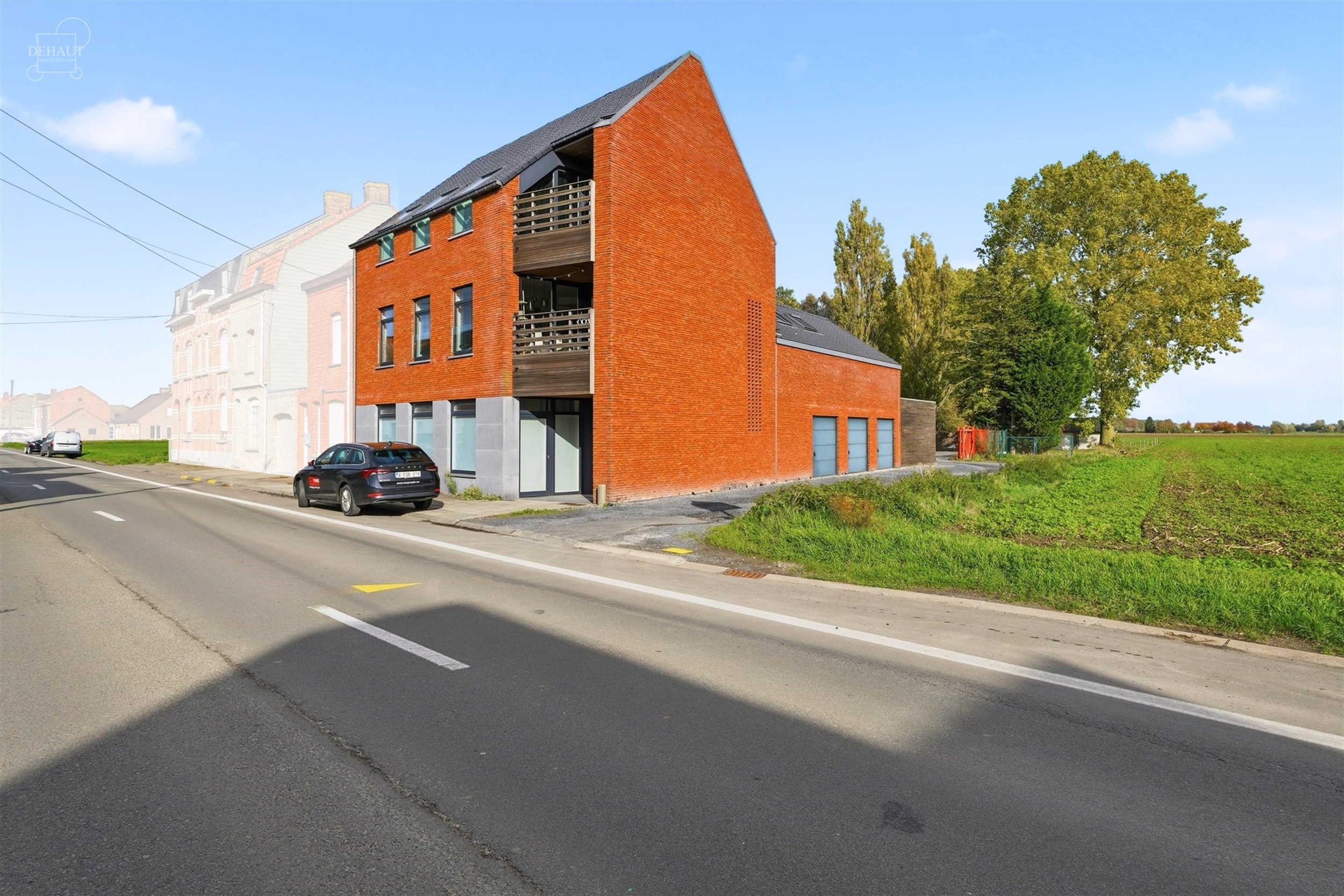 Superbe immeuble de rapport construit en 2018 comprenant 4 appartements répartis sur 3 niveaux, 5 garages, 5 cavettes et un parking privé. Chaque ap...