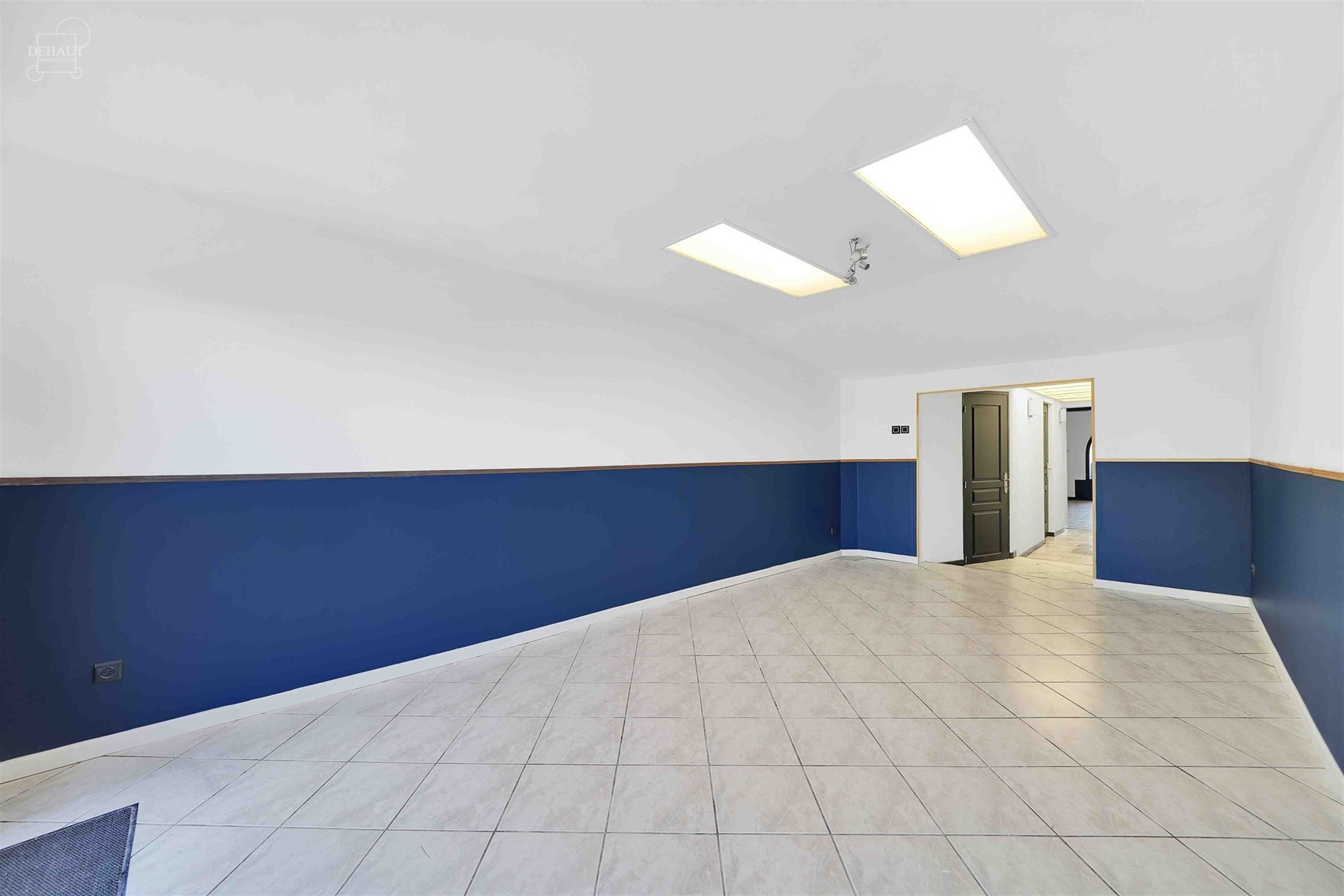 Jolie maison de ville avec garage par accès arrière située au calme. Comprend un hall d'entrée desservant un salon, une salle à manger, une cuisi...