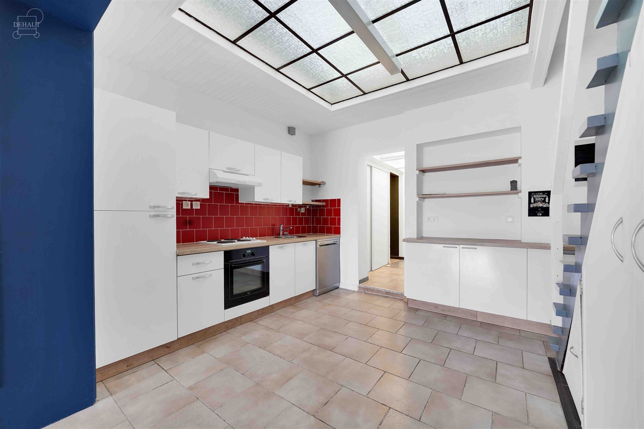 Jolie maison de ville avec garage par accès arrière située au calme. Comprend un hall d'entrée desservant un salon, une salle à manger, une cuisi...