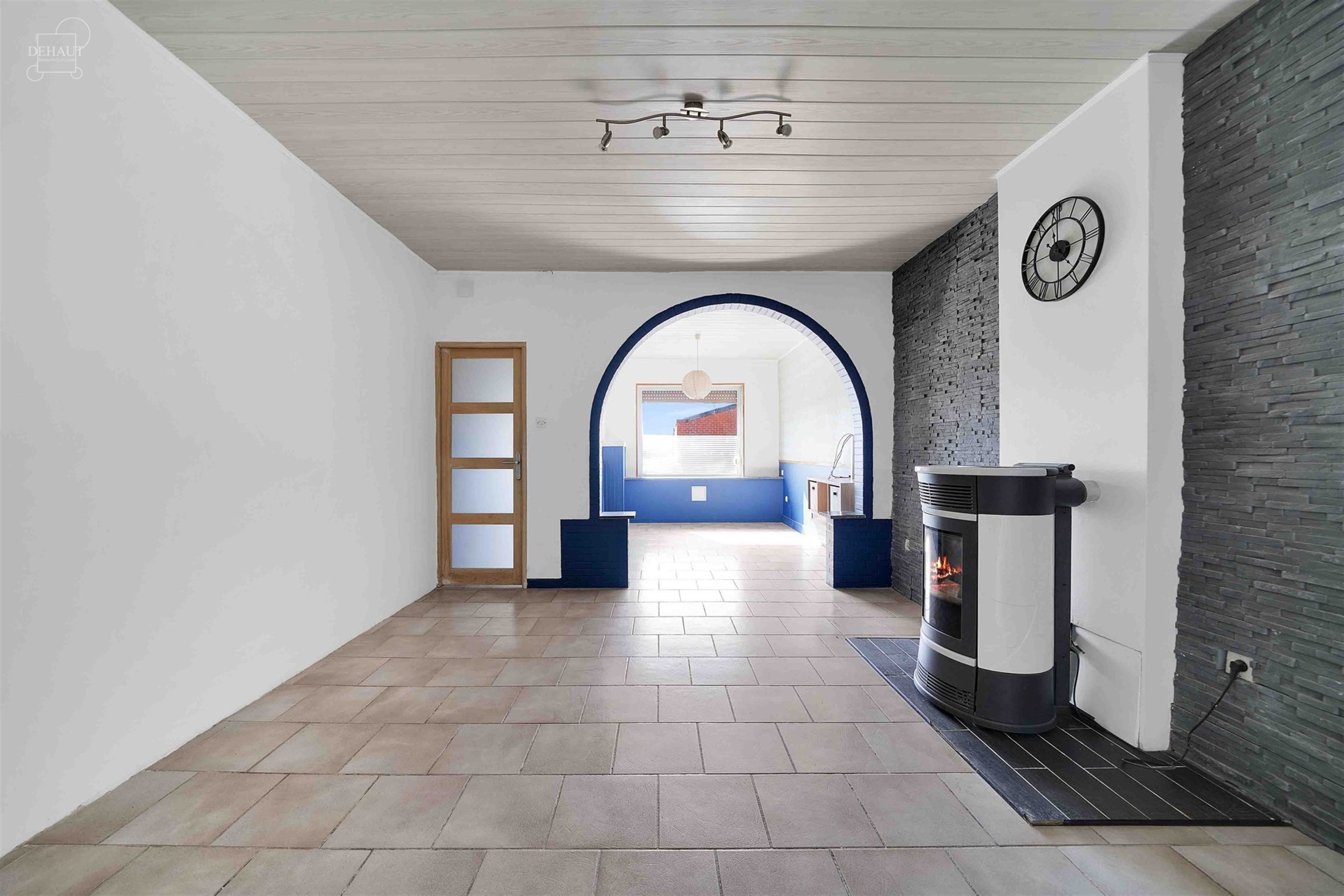Jolie maison de ville avec garage par accès arrière située au calme. Comprend un hall d'entrée desservant un salon, une salle à manger, une cuisi...