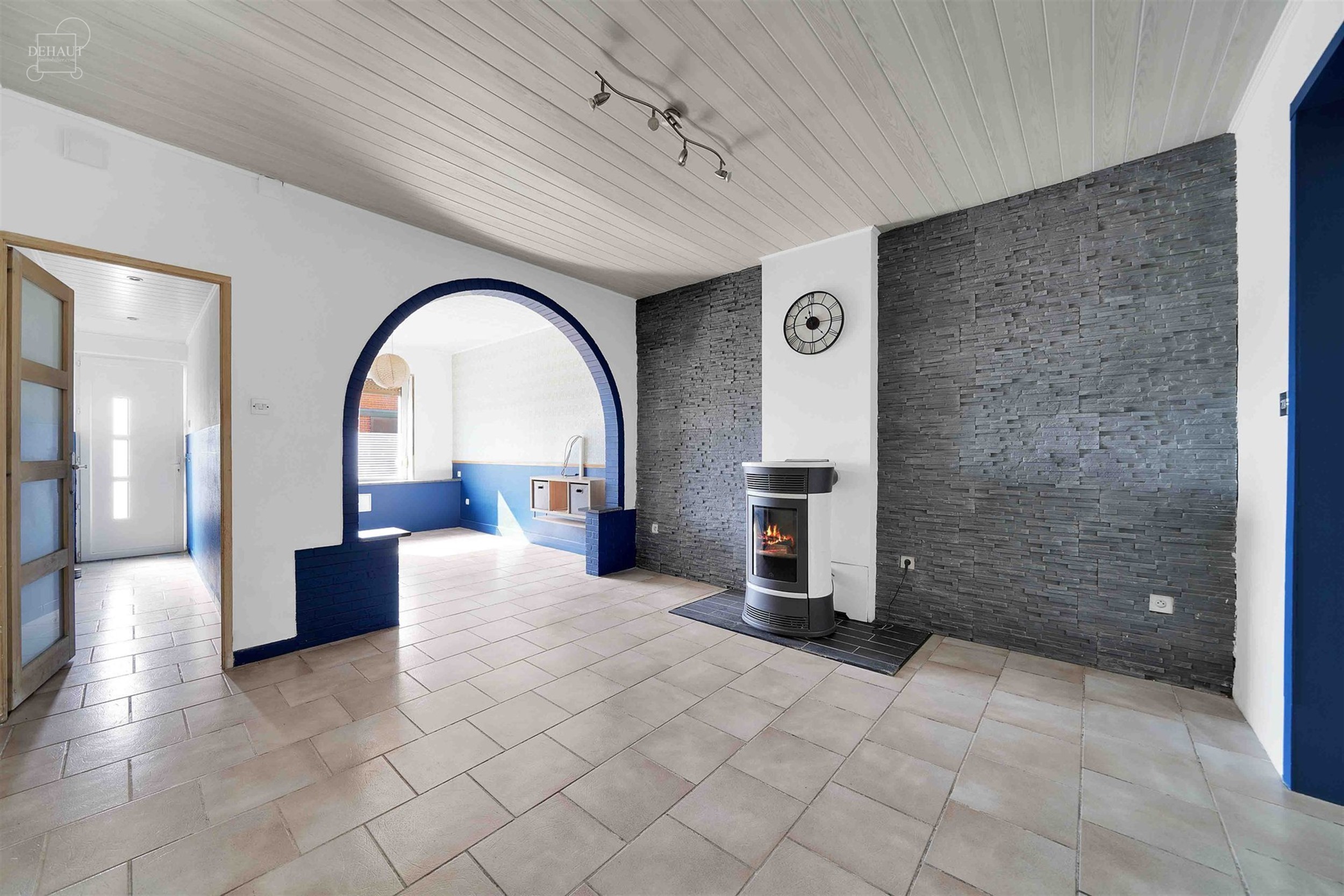 Jolie maison de ville avec garage par accès arrière située au calme. Comprend un hall d'entrée desservant un salon, une salle à manger, une cuisi...