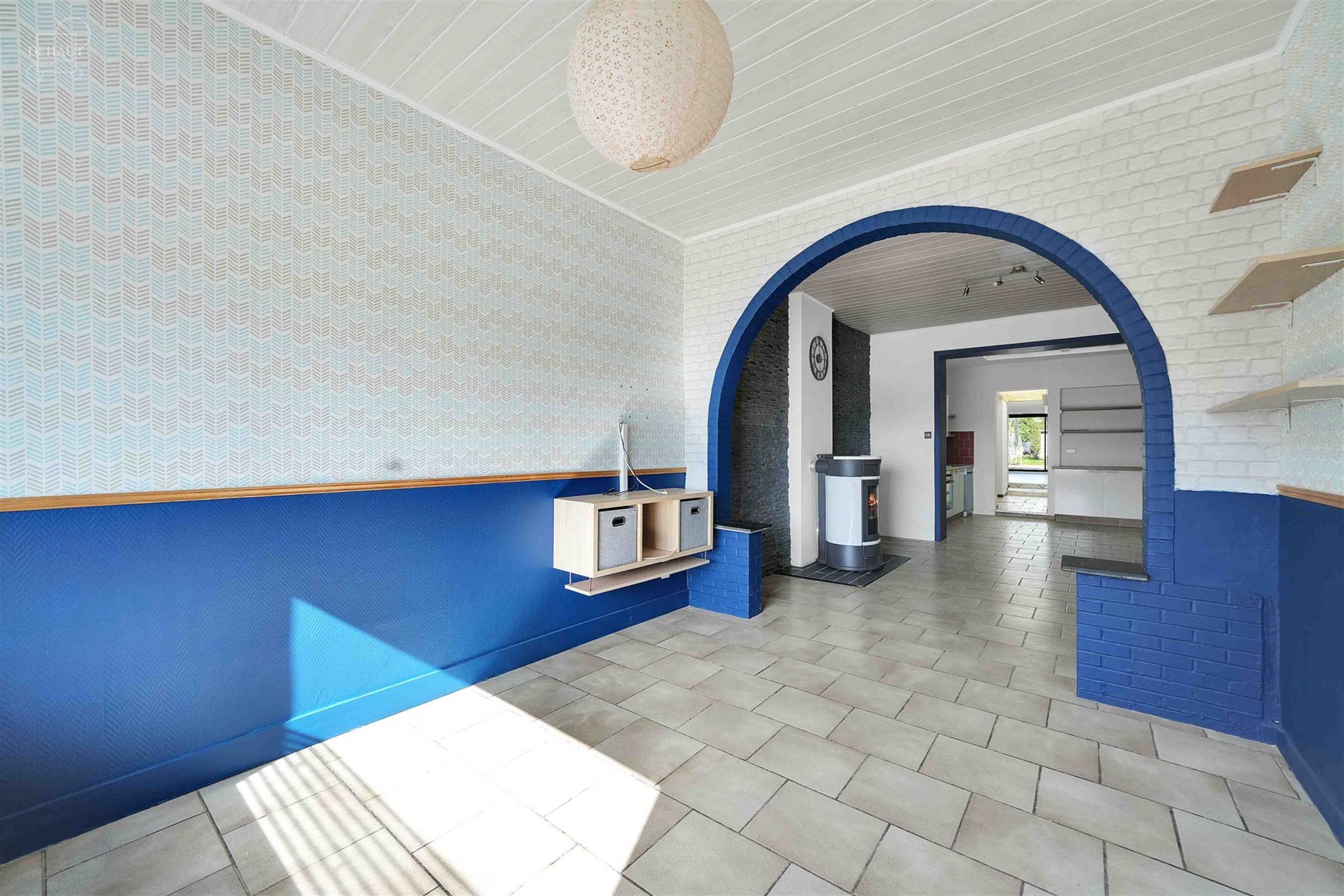 Jolie maison de ville avec garage par accès arrière située au calme. Comprend un hall d'entrée desservant un salon, une salle à manger, une cuisi...