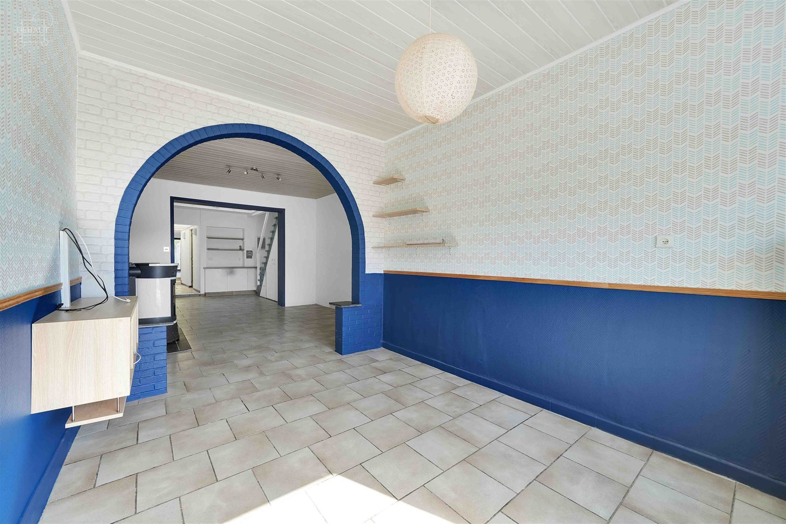 Jolie maison de ville avec garage par accès arrière située au calme. Comprend un hall d'entrée desservant un salon, une salle à manger, une cuisi...