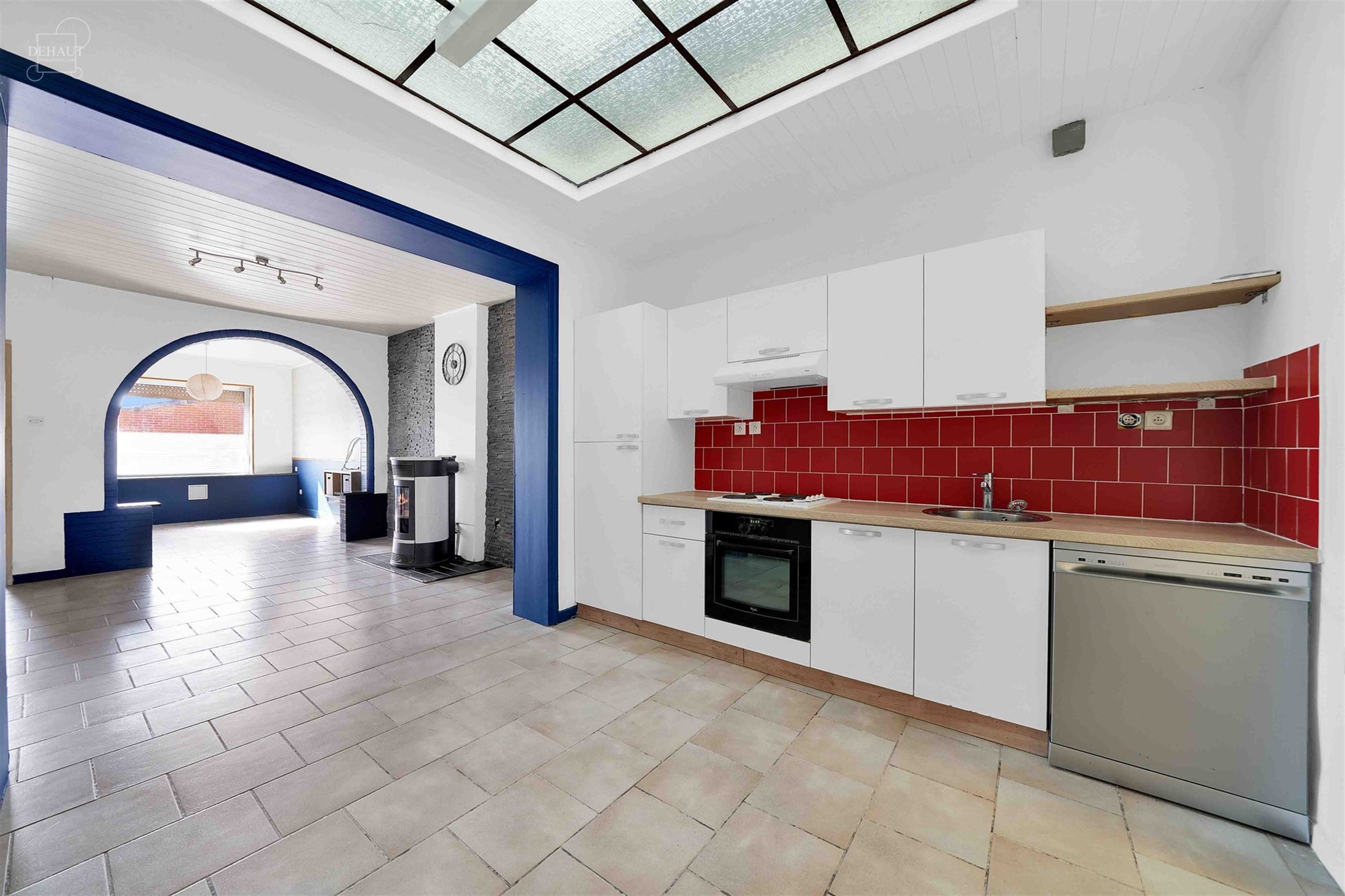 Jolie maison de ville avec garage par accès arrière située au calme. Comprend un hall d'entrée desservant un salon, une salle à manger, une cuisi...