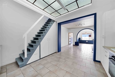 Jolie maison de ville avec garage par accès arrière située au calme. Comprend un hall d'entrée desservant un salon, une salle à manger, une cuisi...