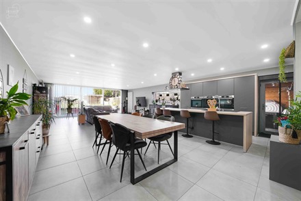 Schitterende, ruime 3-gevel woning met dubbele garage, gelegen nabij het centrum en scholen, op een perceel van ong. 589m²!
Bestaande uit een grote ...