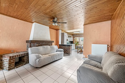 Maison 3 façades avec garage non-attenant située dans une rue calme à proximité du centre-ville. Propose un hall d'entrée desservant un séjour o...