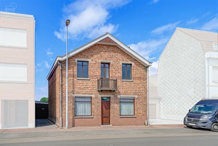 Charmante half vrijstaande woning met 5 slaapkamers en garage om op te frissen. Bestaande uit op de gelijk vloer: een inkomhal, een woonkamer, een sem...