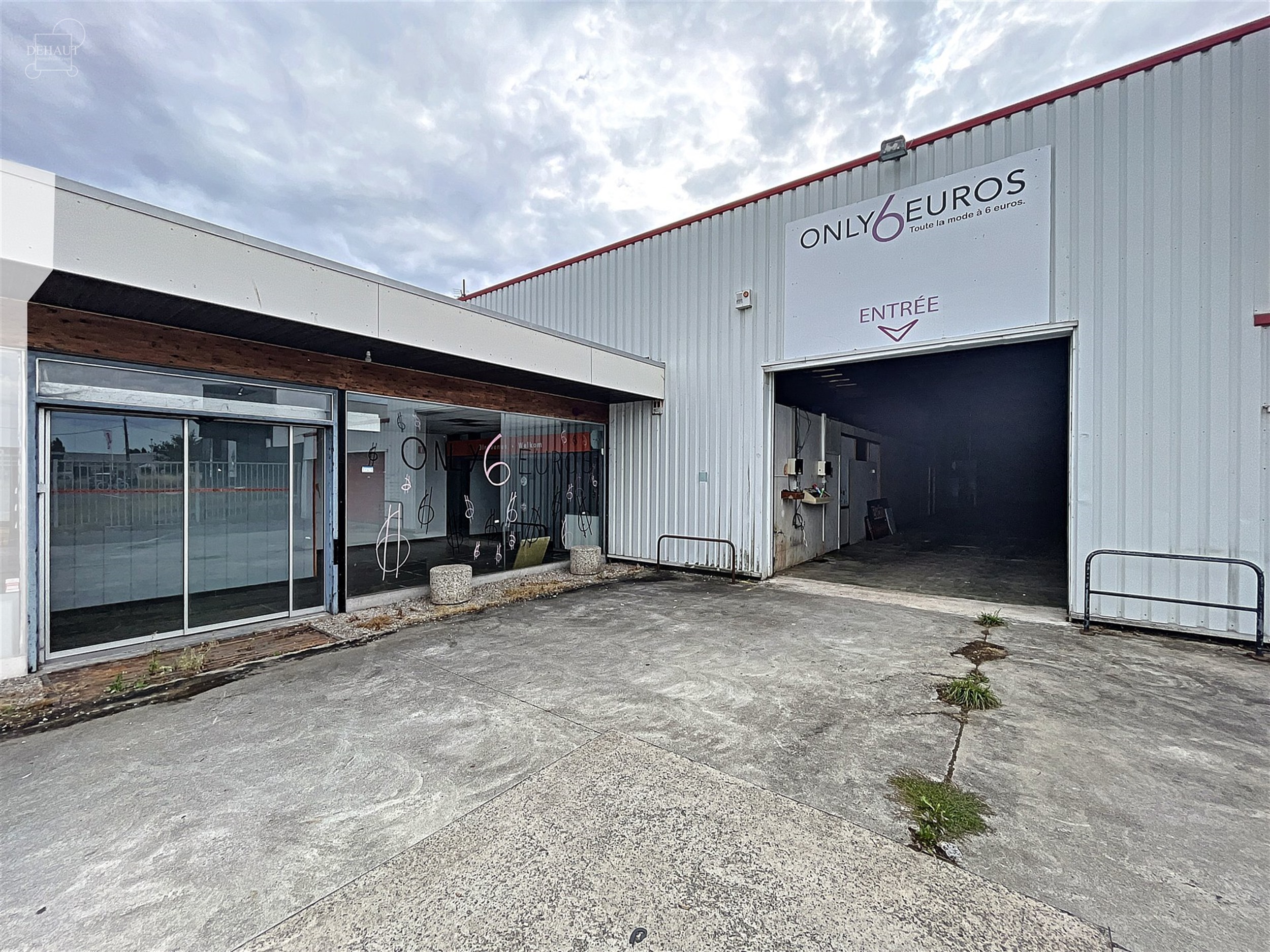 Groot gebouw van ca. 1300 m² met parkeerplaats gelegen in het industriegebied van Comines. Toegang via automatische glazen deuren of via de garagedeu...