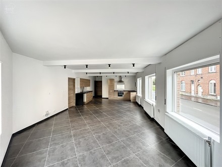 Joli appartement d'angle en rez-de-chaussée entièrement rénové comprenant un espace de vie ouvert sur cuisine équipée d'env. 44m², un WC indép...