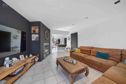 Mooi gerenoveerd huis met drie gevels en een zij-ingang, dat ruimte biedt voor maar liefst 5 slaapkamers!
Op de begane grond bevinden zich een hal, ee...