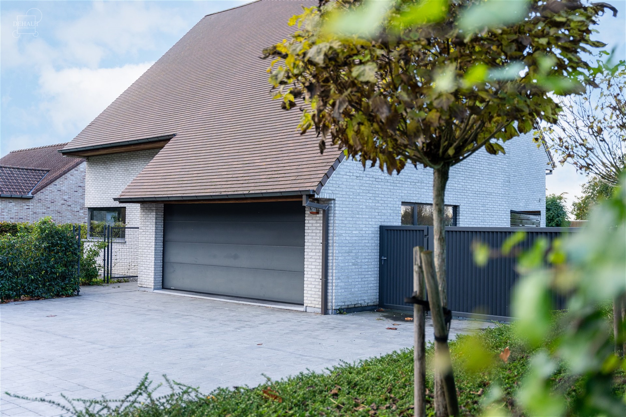 Magnifique maison individuelle avec garage et parking privé érigée sur une parcelle de terrain d'env. 1.355m².
Se compose au rez-de-chaussée d'u...