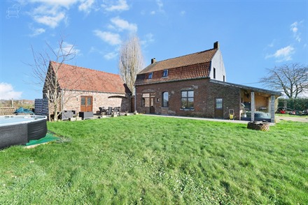 Mooi semi-Vlaams vrijstaand huis in boerderijstijl gelegen op het platteland.
Op de begane grond : een inkomhal met een ruime woonkamer, een keuken, ...