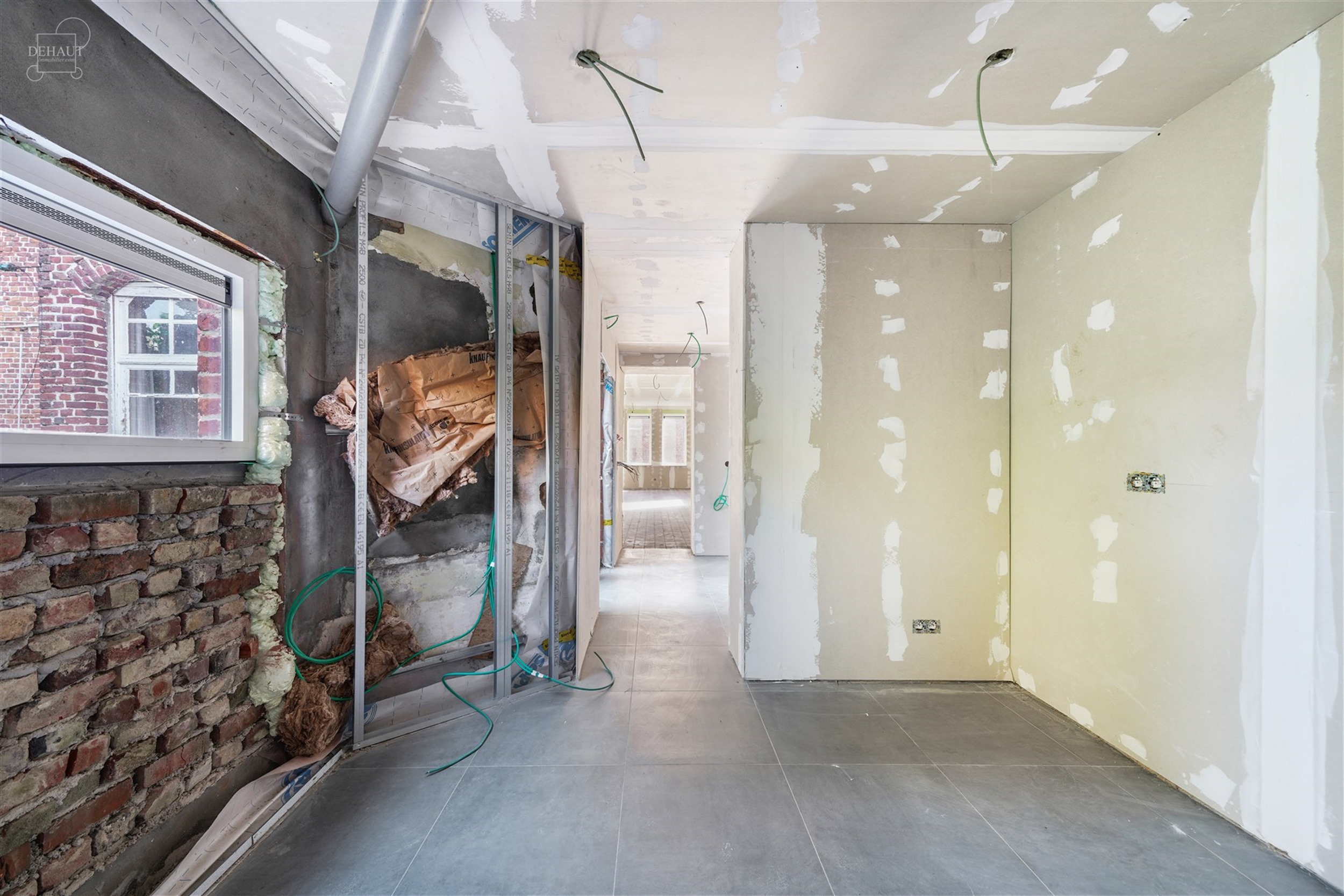 Groot gebouw dat momenteel gerenoveerd wordt voor maximaal 6 gîtes. Hal en trappenhuis ideaal voor het verdelen van accommodatie met betonnen structu...