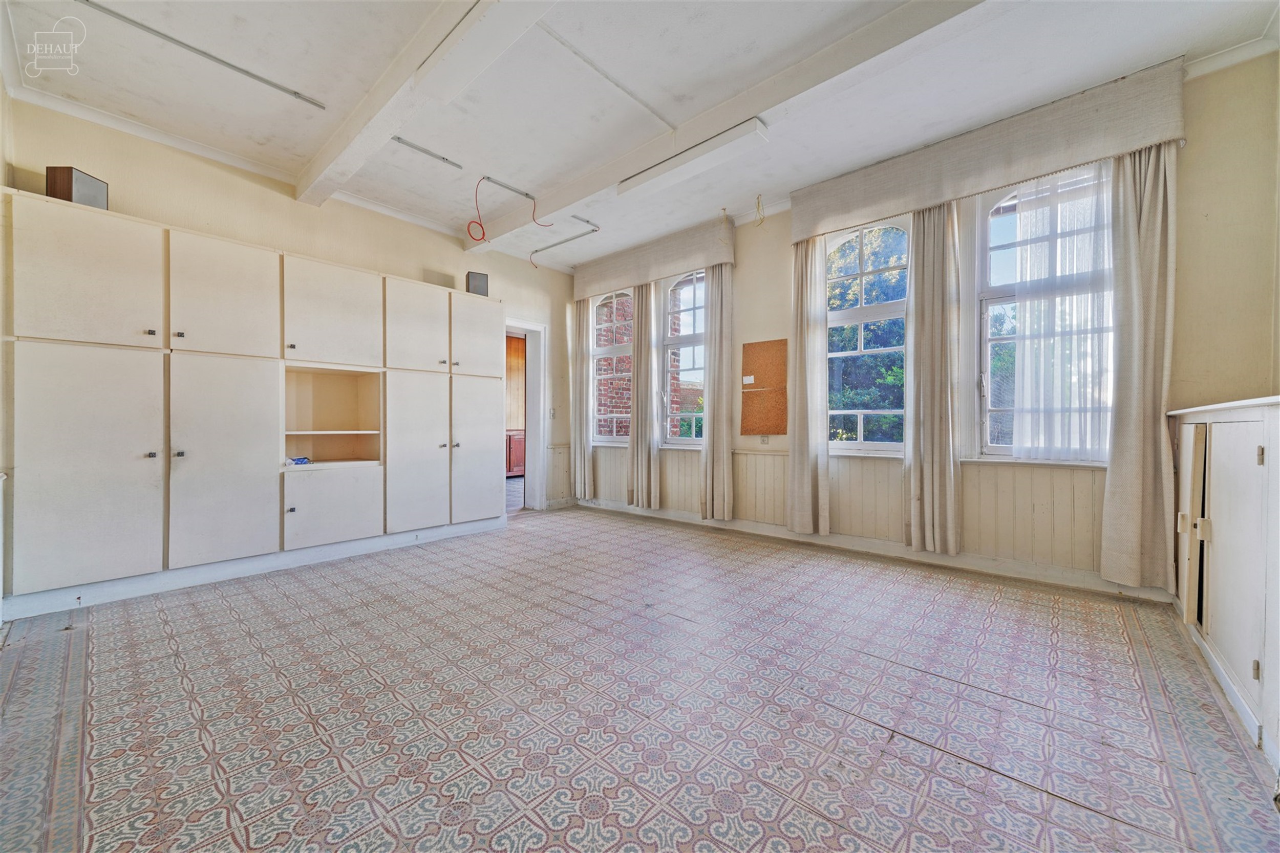 Groot gebouw dat momenteel gerenoveerd wordt voor maximaal 6 gîtes. Hal en trappenhuis ideaal voor het verdelen van accommodatie met betonnen structu...