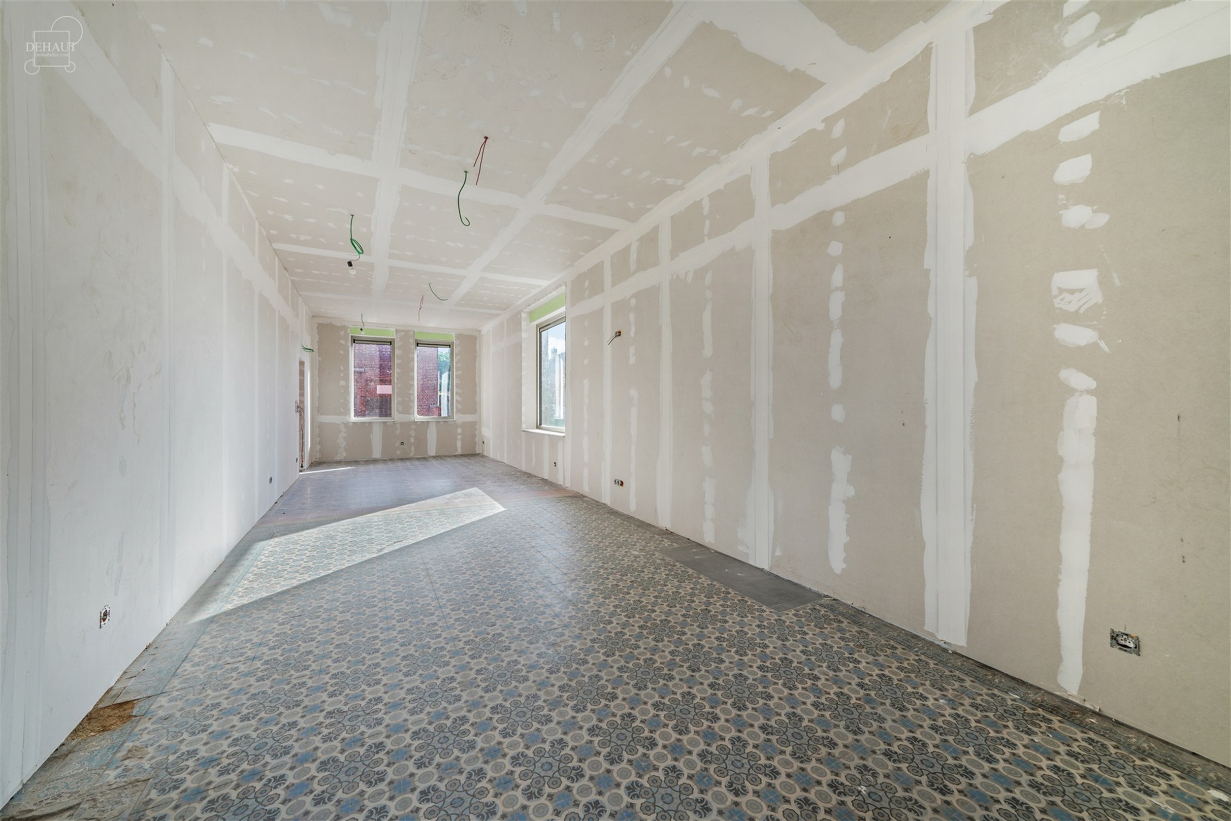 Groot gebouw dat momenteel gerenoveerd wordt voor maximaal 6 gîtes. Hal en trappenhuis ideaal voor het verdelen van accommodatie met betonnen structu...