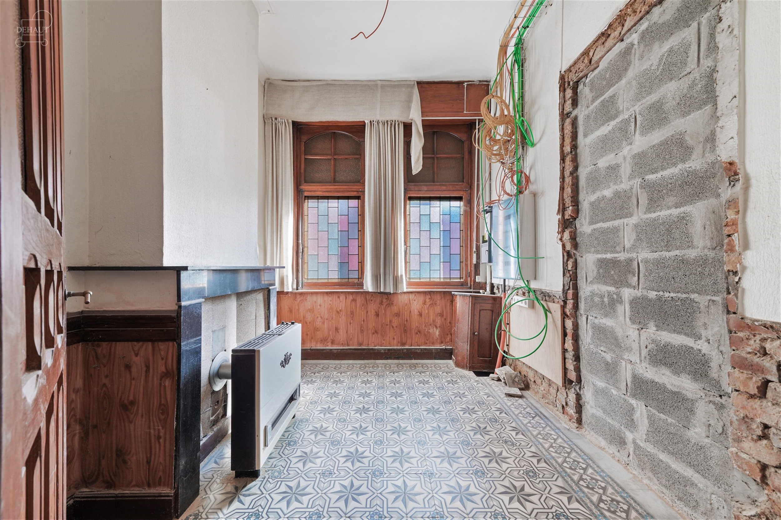 Groot gebouw dat momenteel gerenoveerd wordt voor maximaal 6 gîtes. Hal en trappenhuis ideaal voor het verdelen van accommodatie met betonnen structu...