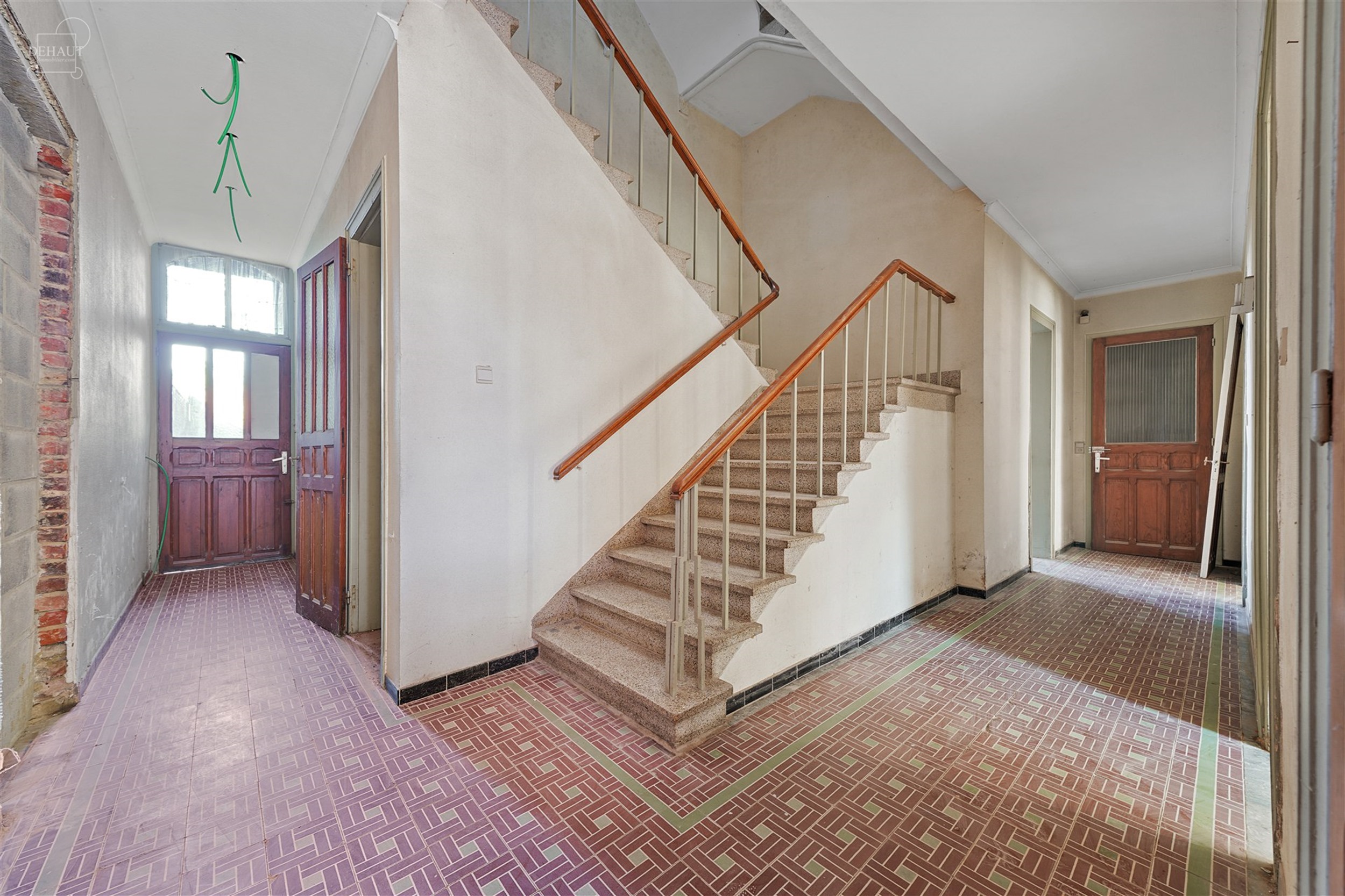Groot gebouw dat momenteel gerenoveerd wordt voor maximaal 6 gîtes. Hal en trappenhuis ideaal voor het verdelen van accommodatie met betonnen structu...