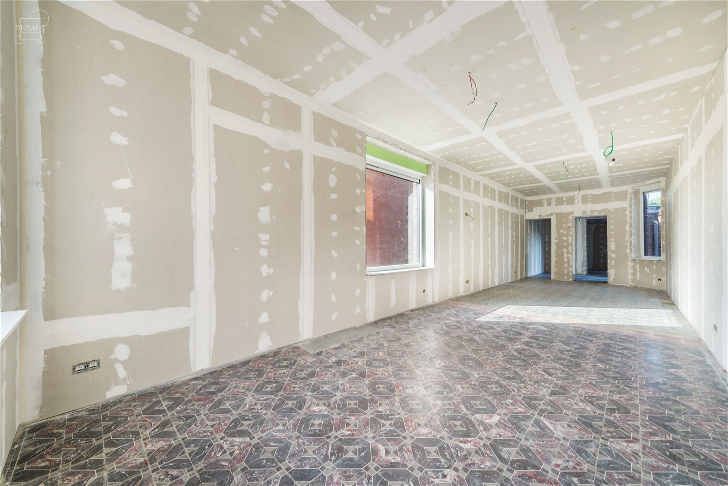 Groot gebouw dat momenteel gerenoveerd wordt voor maximaal 6 gîtes. Hal en trappenhuis ideaal voor het verdelen van accommodatie met betonnen structu...