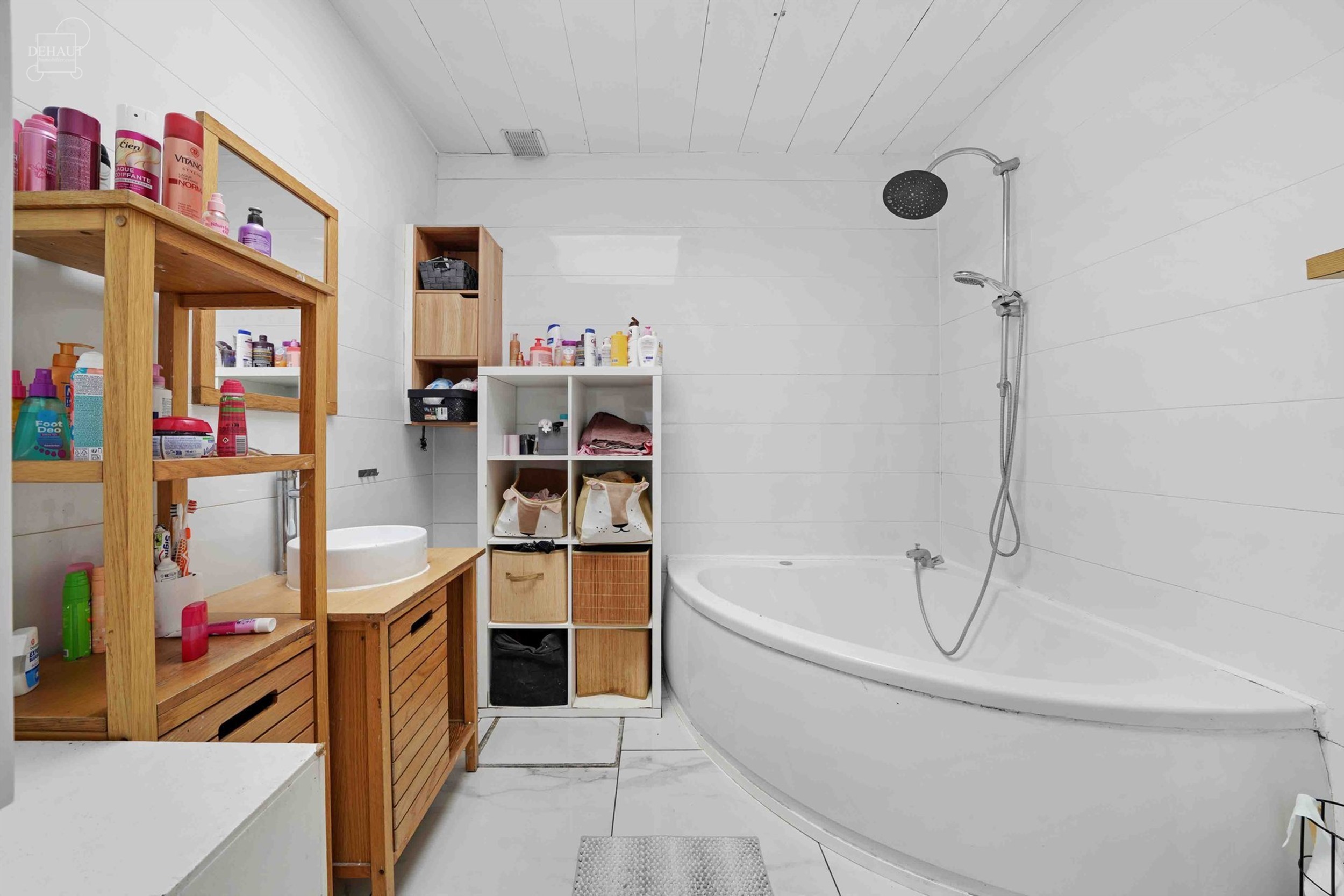 Mooi, grotendeels gelijkvloers huis met drie gevels, garage en zijtoegang, gelegen op een perceel van ongeveer 1.415 m², waarvan een deel nog bebouwb...