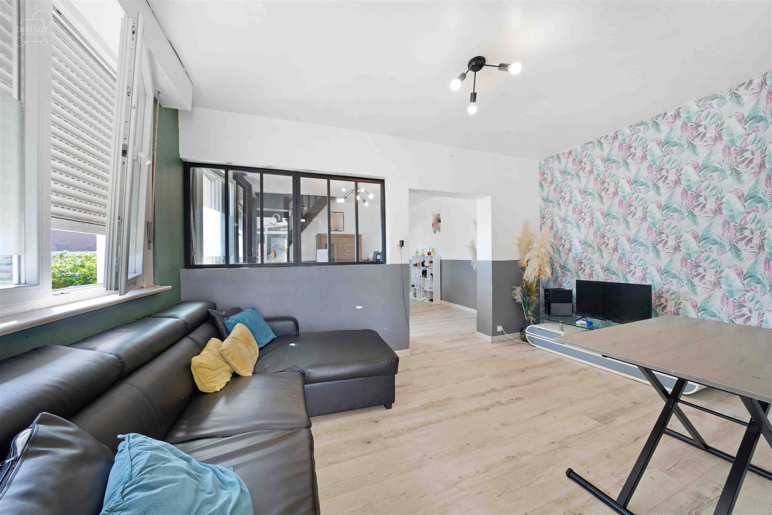 Mooi, grotendeels gelijkvloers huis met drie gevels, garage en zijtoegang, gelegen op een perceel van ongeveer 1.415 m², waarvan een deel nog bebouwb...