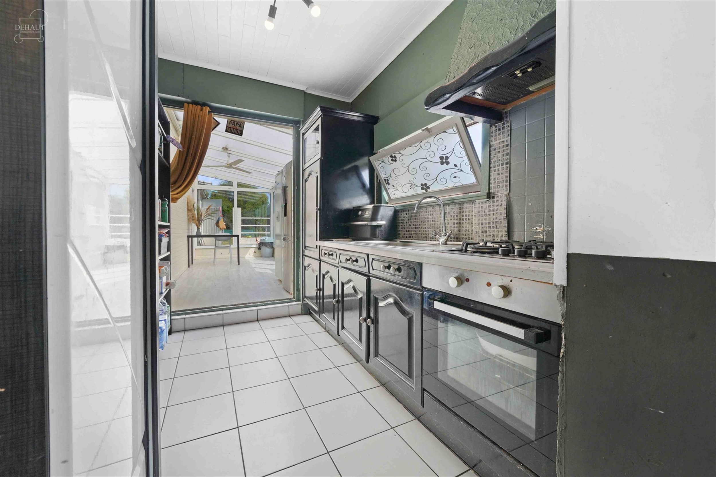 Mooi, grotendeels gelijkvloers huis met drie gevels, garage en zijtoegang, gelegen op een perceel van ongeveer 1.415 m², waarvan een deel nog bebouwb...