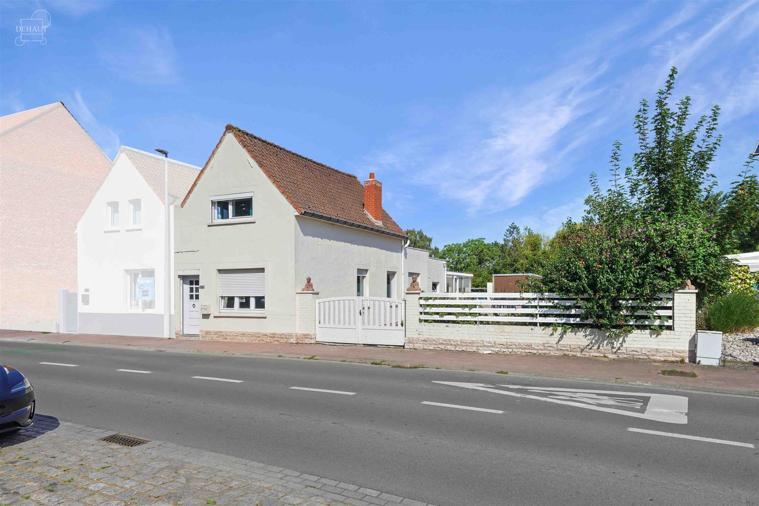 Mooi, grotendeels gelijkvloers huis met drie gevels, garage en zijtoegang, gelegen op een perceel van ongeveer 1.415 m², waarvan een deel nog bebouwb...