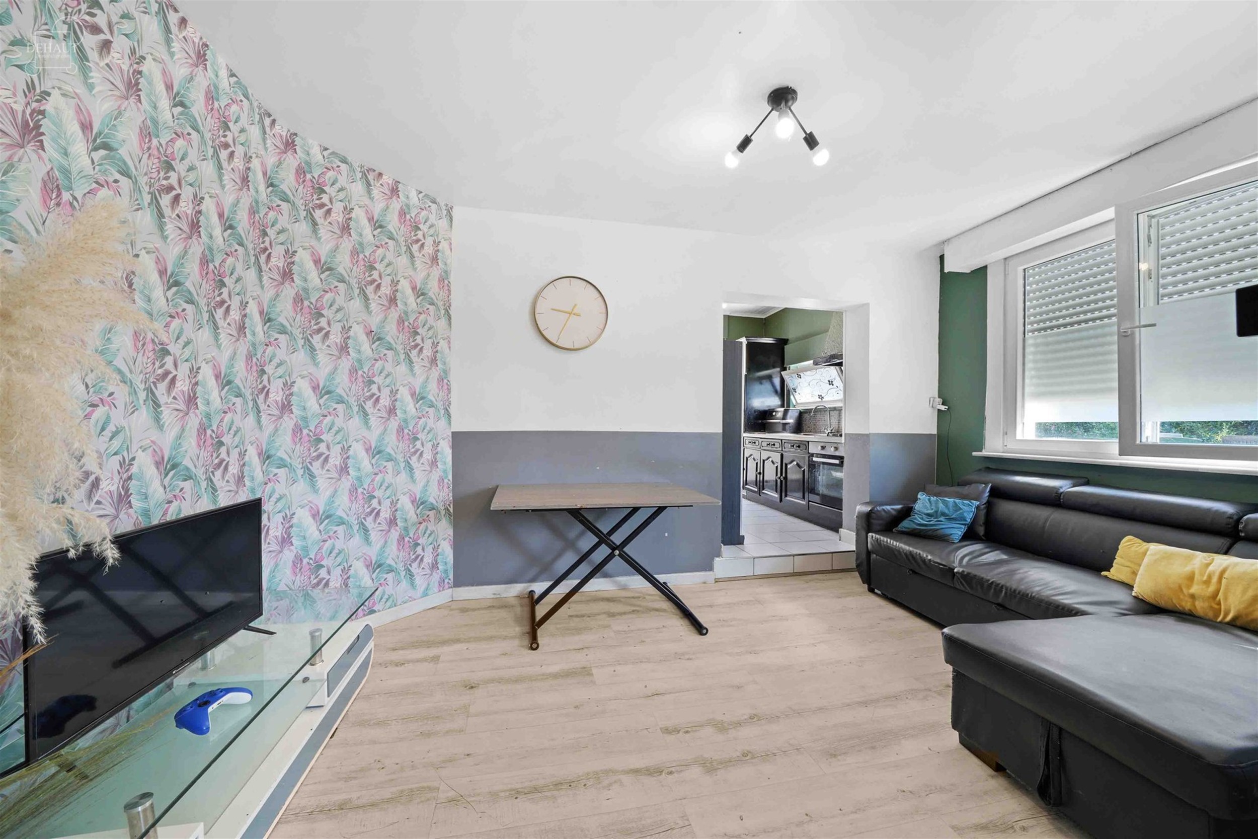 Mooi, grotendeels gelijkvloers huis met drie gevels, garage en zijtoegang, gelegen op een perceel van ongeveer 1.415 m², waarvan een deel nog bebouwb...