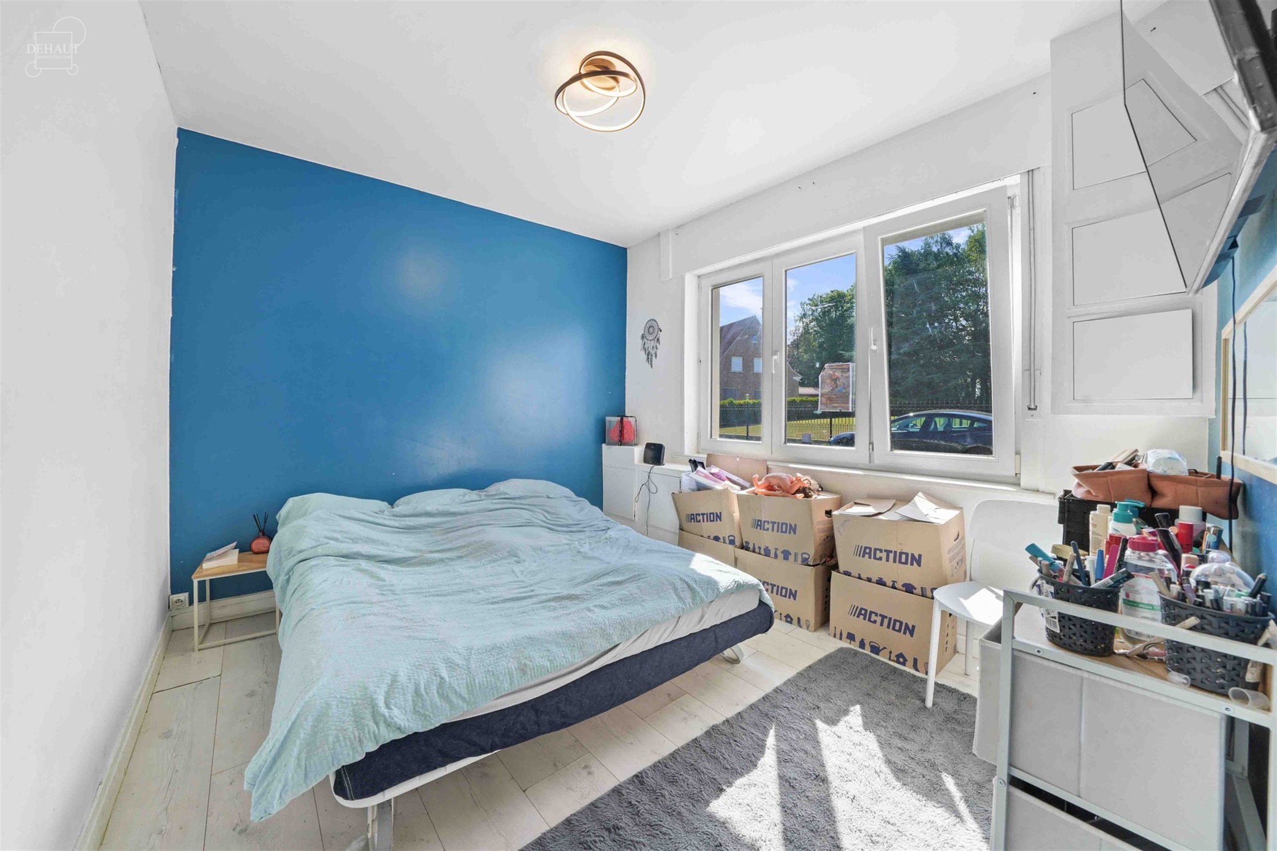 Mooi, grotendeels gelijkvloers huis met drie gevels, garage en zijtoegang, gelegen op een perceel van ongeveer 1.415 m², waarvan een deel nog bebouwb...