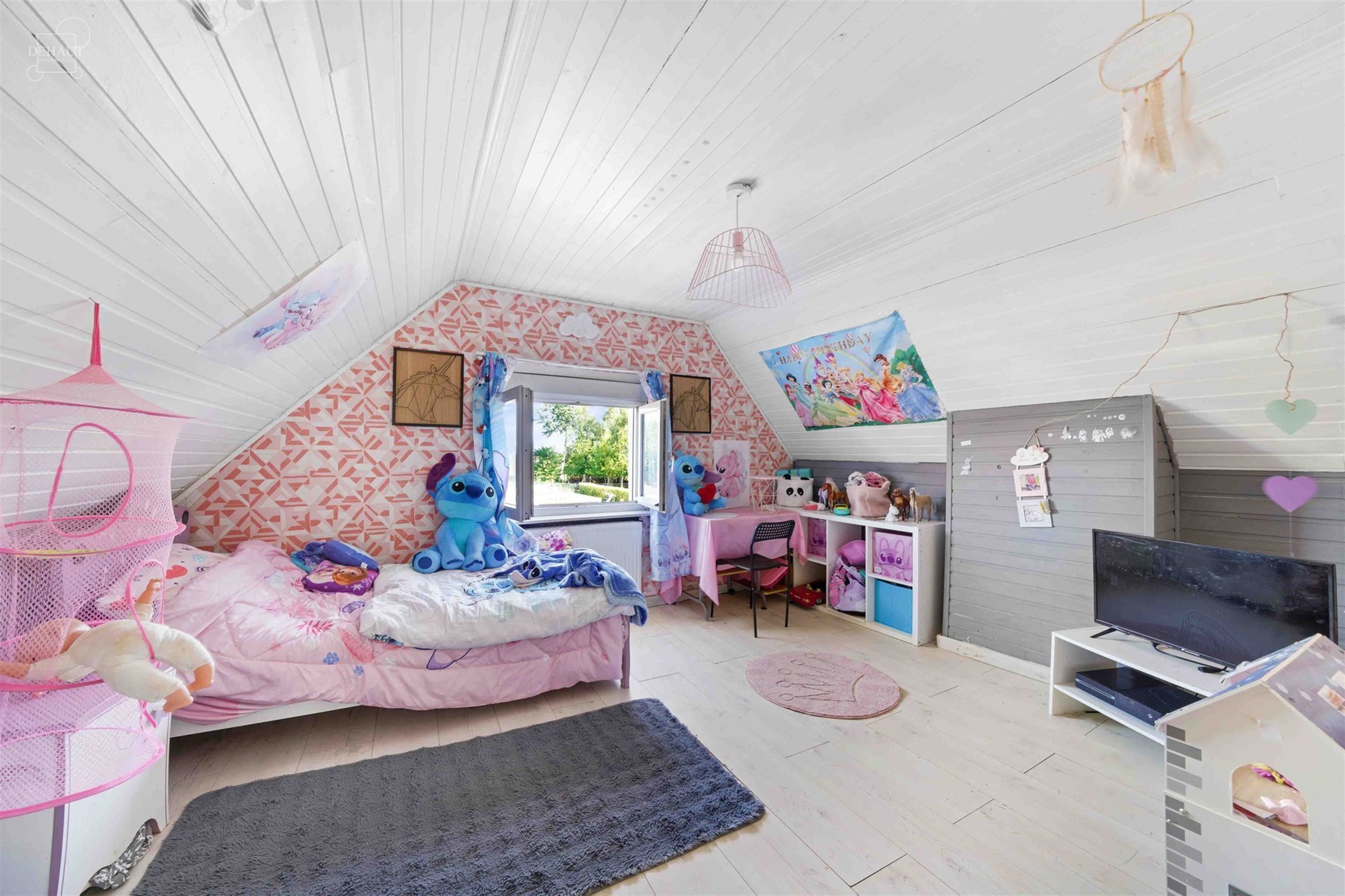 Mooi, grotendeels gelijkvloers huis met drie gevels, garage en zijtoegang, gelegen op een perceel van ongeveer 1.415 m², waarvan een deel nog bebouwb...