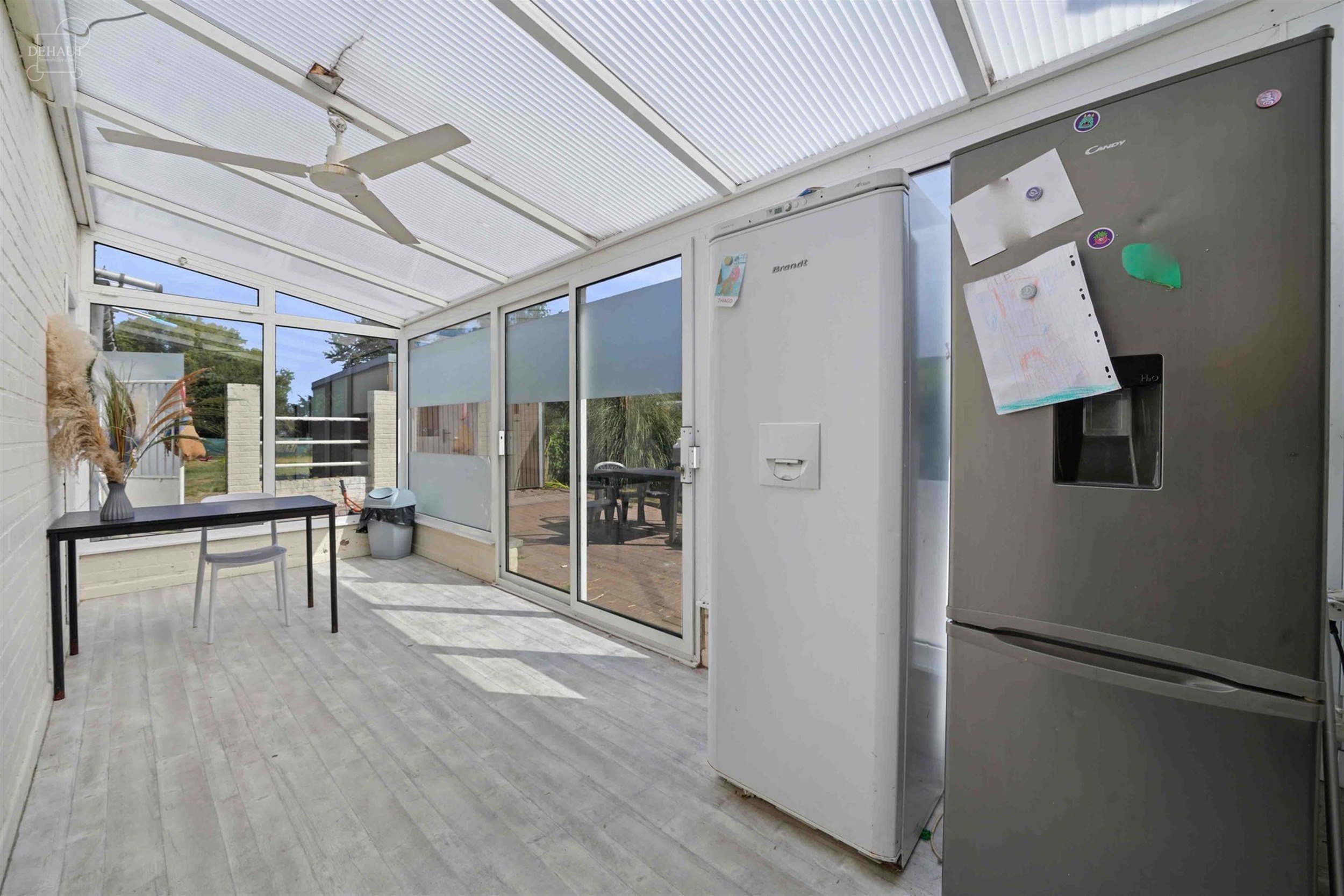 Mooi, grotendeels gelijkvloers huis met drie gevels, garage en zijtoegang, gelegen op een perceel van ongeveer 1.415 m², waarvan een deel nog bebouwb...
