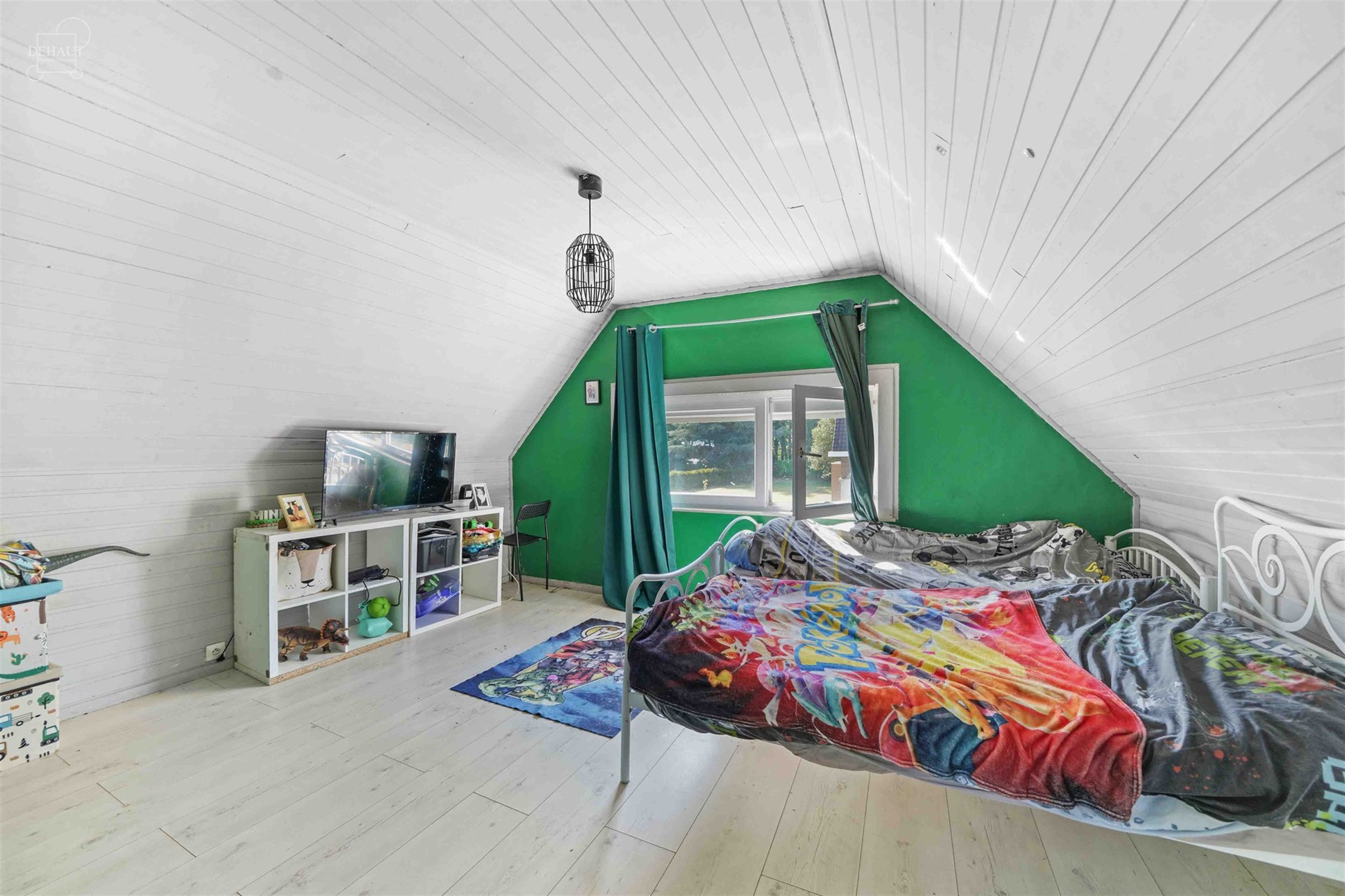 Mooi, grotendeels gelijkvloers huis met drie gevels, garage en zijtoegang, gelegen op een perceel van ongeveer 1.415 m², waarvan een deel nog bebouwb...