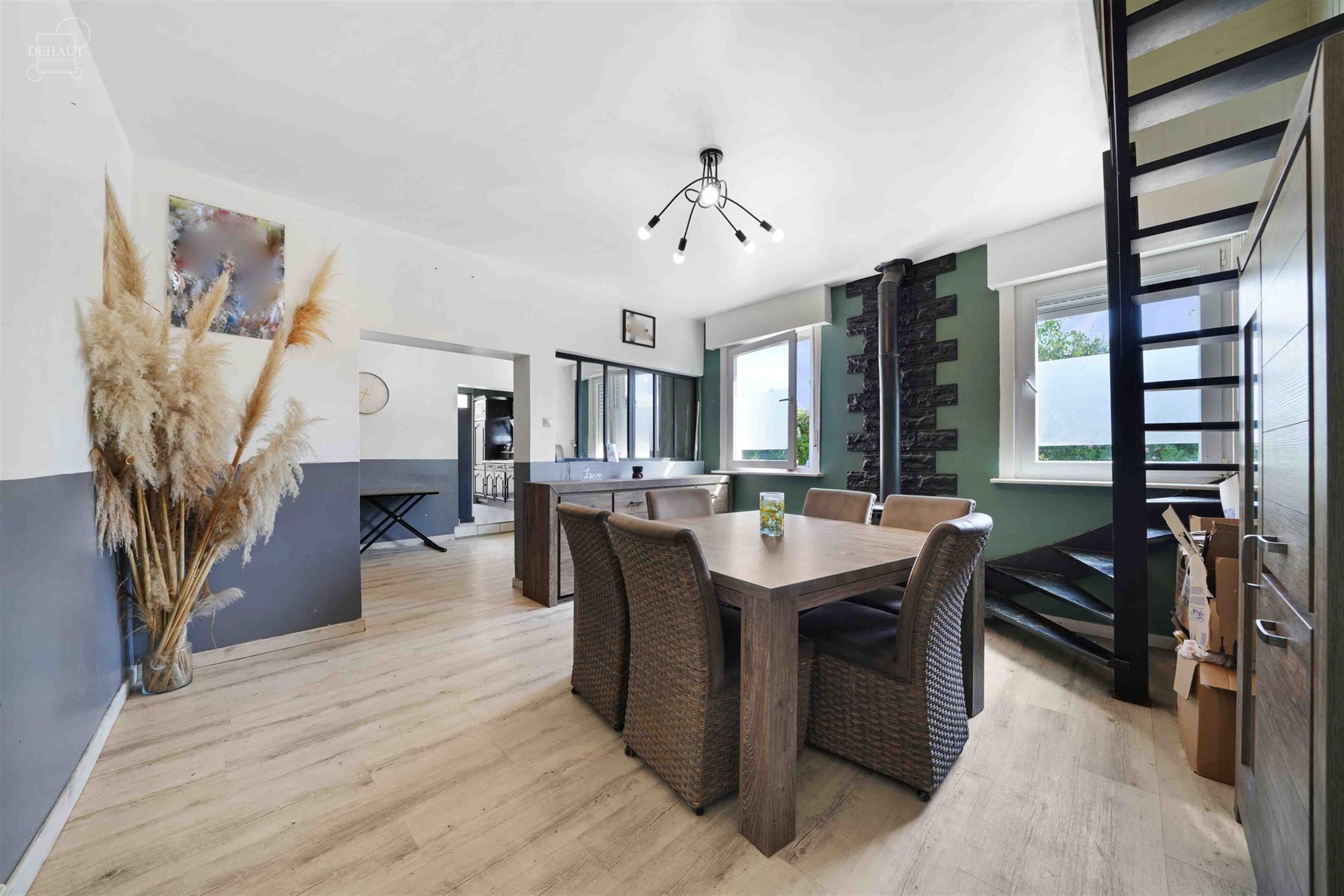 Mooi, grotendeels gelijkvloers huis met drie gevels, garage en zijtoegang, gelegen op een perceel van ongeveer 1.415 m², waarvan een deel nog bebouwb...