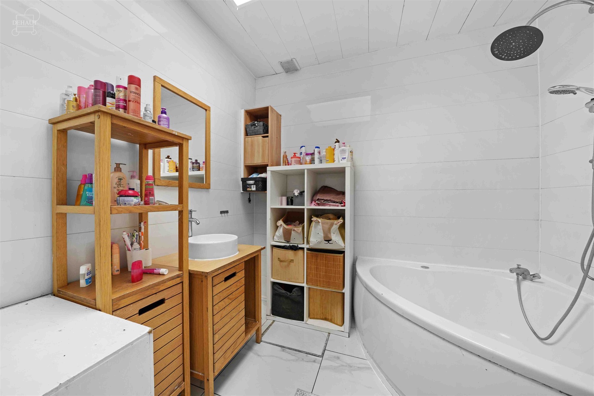 Mooi, grotendeels gelijkvloers huis met drie gevels, garage en zijtoegang, gelegen op een perceel van ongeveer 1.415 m², waarvan een deel nog bebouwb...