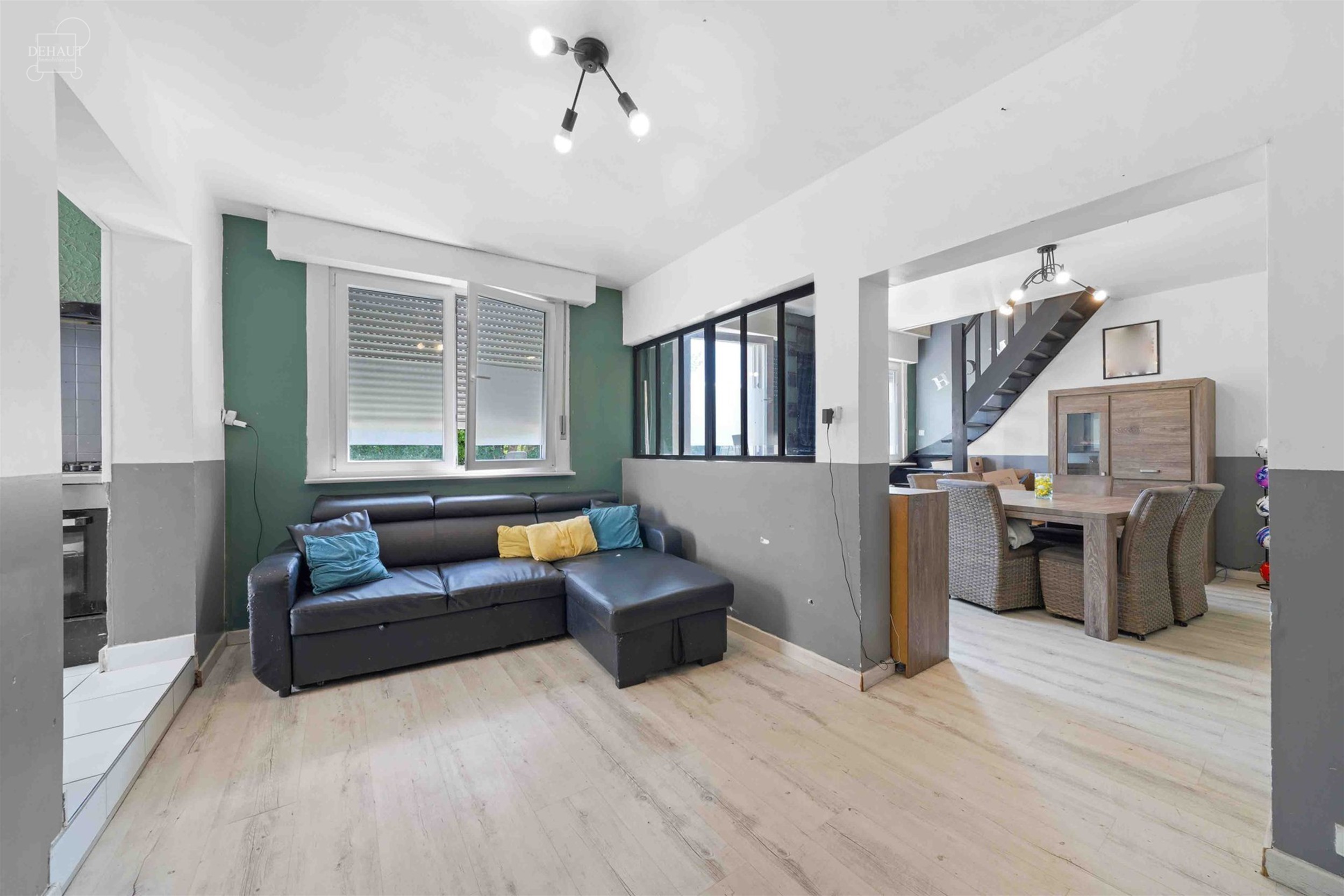 Mooi, grotendeels gelijkvloers huis met drie gevels, garage en zijtoegang, gelegen op een perceel van ongeveer 1.415 m², waarvan een deel nog bebouwb...