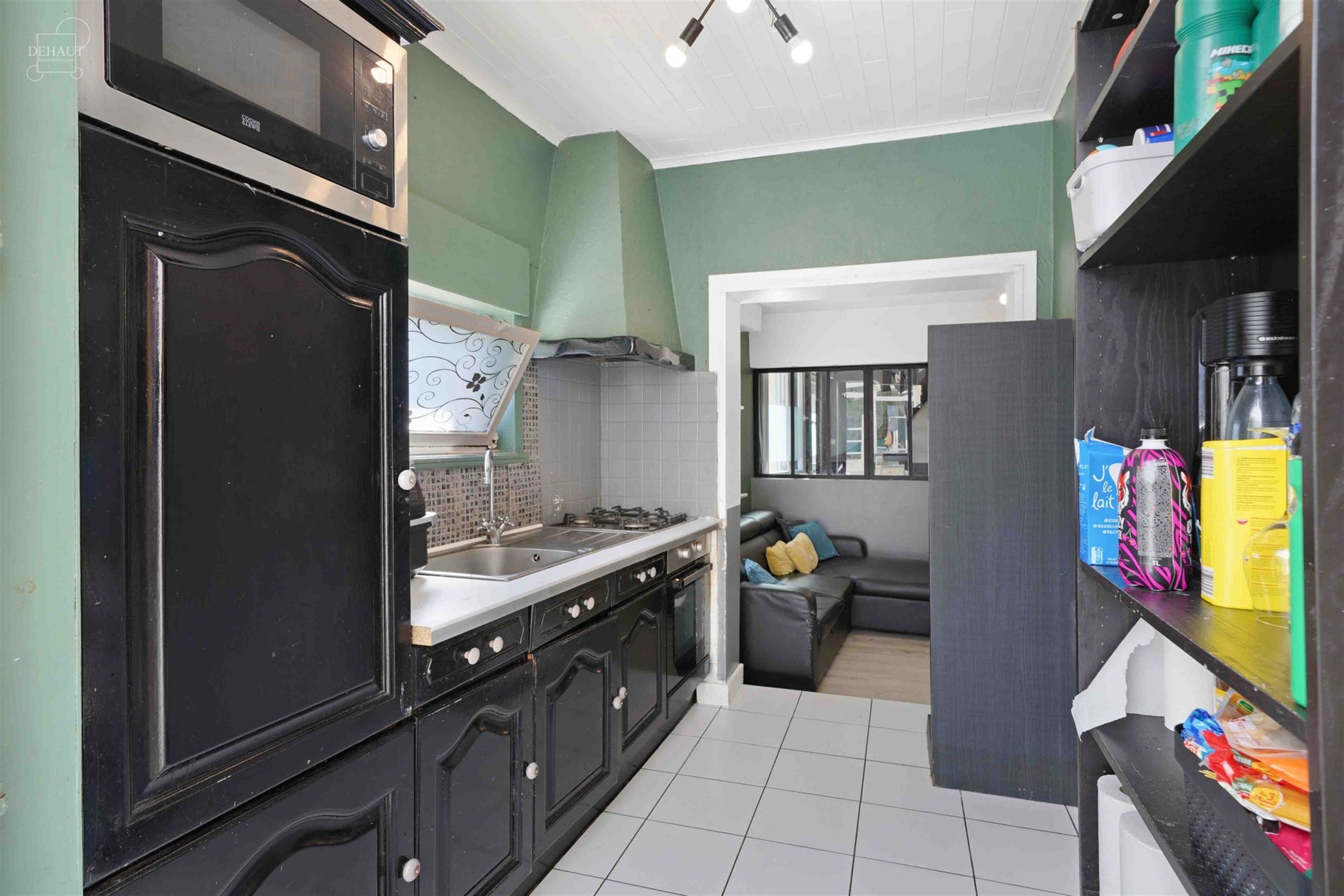 Mooi, grotendeels gelijkvloers huis met drie gevels, garage en zijtoegang, gelegen op een perceel van ongeveer 1.415 m², waarvan een deel nog bebouwb...
